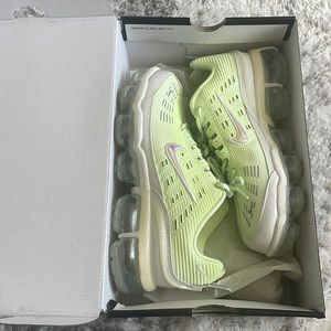 Women’s Nike air vapormax 360 size 8.5